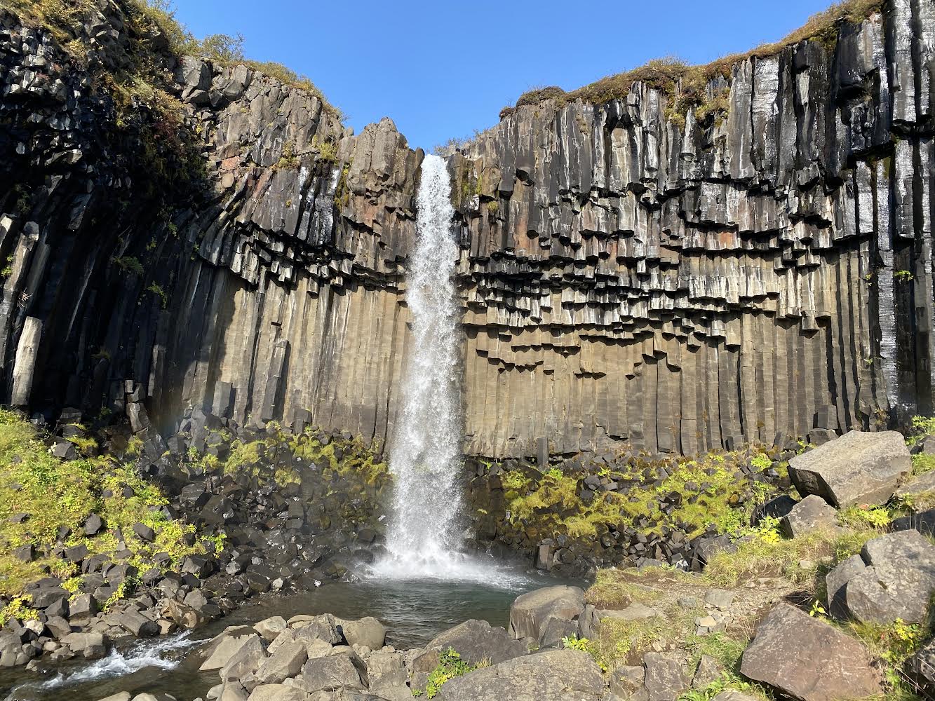 islande svartifoss randonne montagne cascade nature 